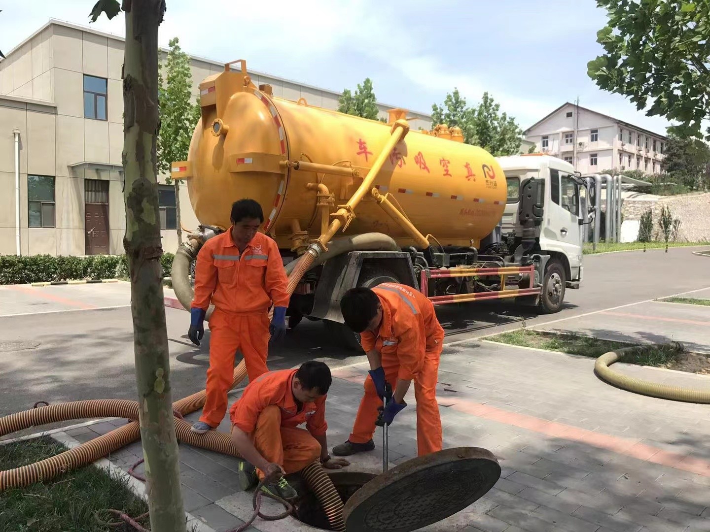 西和管道疏通车停在窨井附近