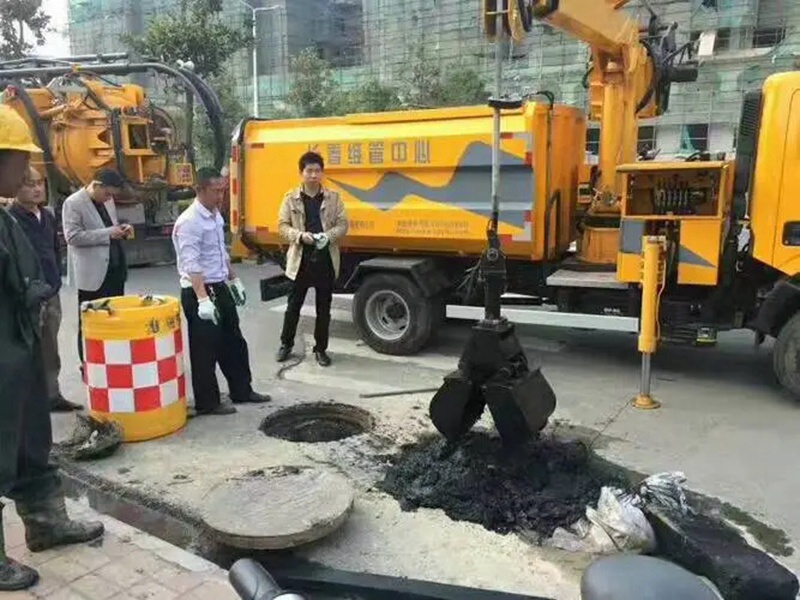 西和街道：网格员化身“清道夫”，为民解忧疏通“堵心”化粪池