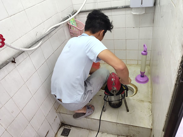 西和肥皂掉到马桶里把马桶堵住了怎么办？马桶堵住了怎么办