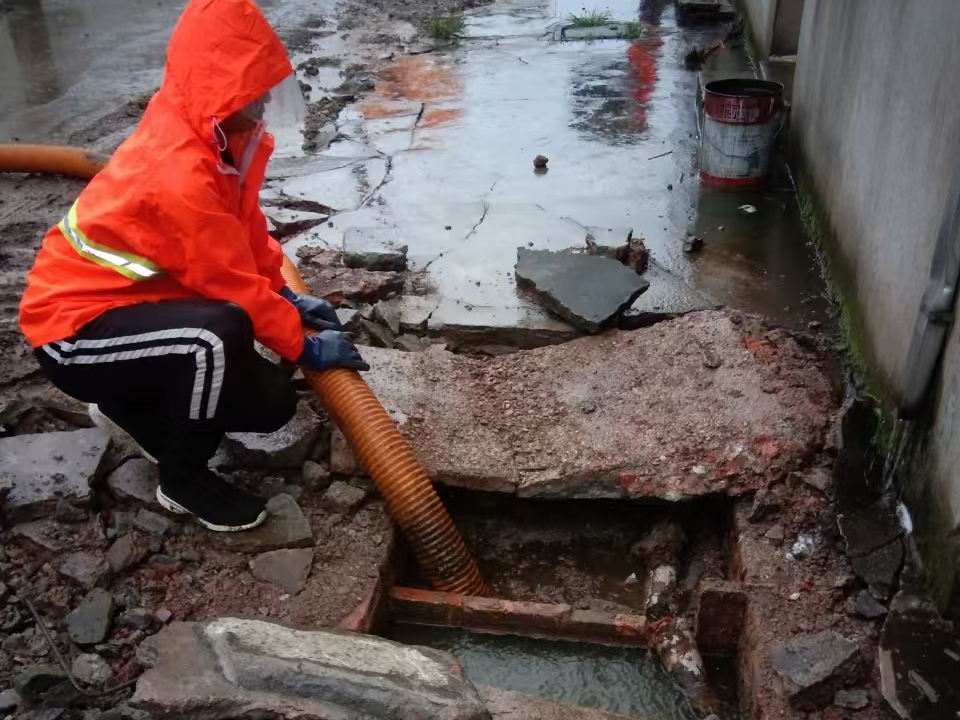 西和专业清理污水池 炜誉市政以规范流程守护城市 “肠道”