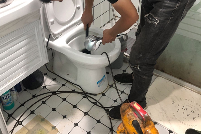 西和马桶堵塞自己疏通还是找师傅？专业上门服务让你省时更省心