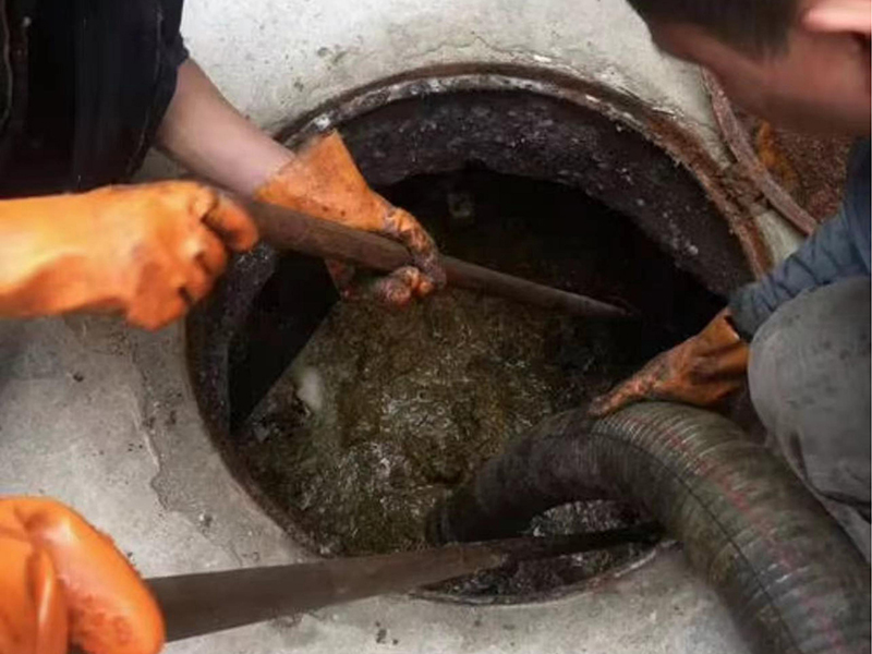 西和清理化粪池时如何避免沼气的危害？